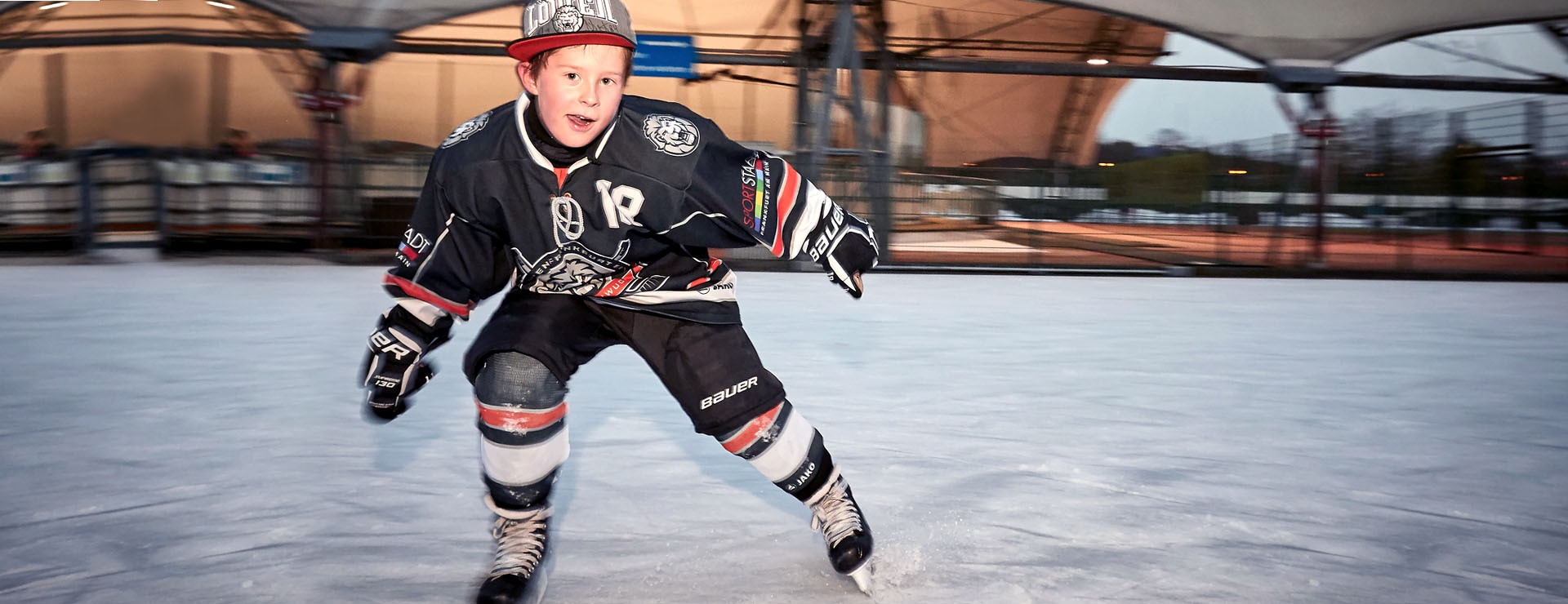 Junger Eishockeyspieler auf dem Eis
