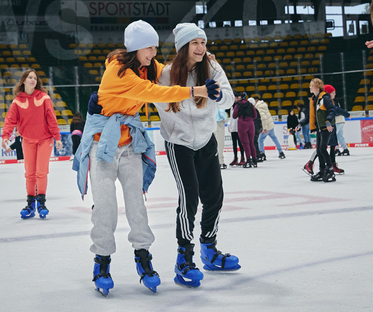 Mädchen auf der Eisfläche in der Große Halle der Eissporthalle Frankfurt